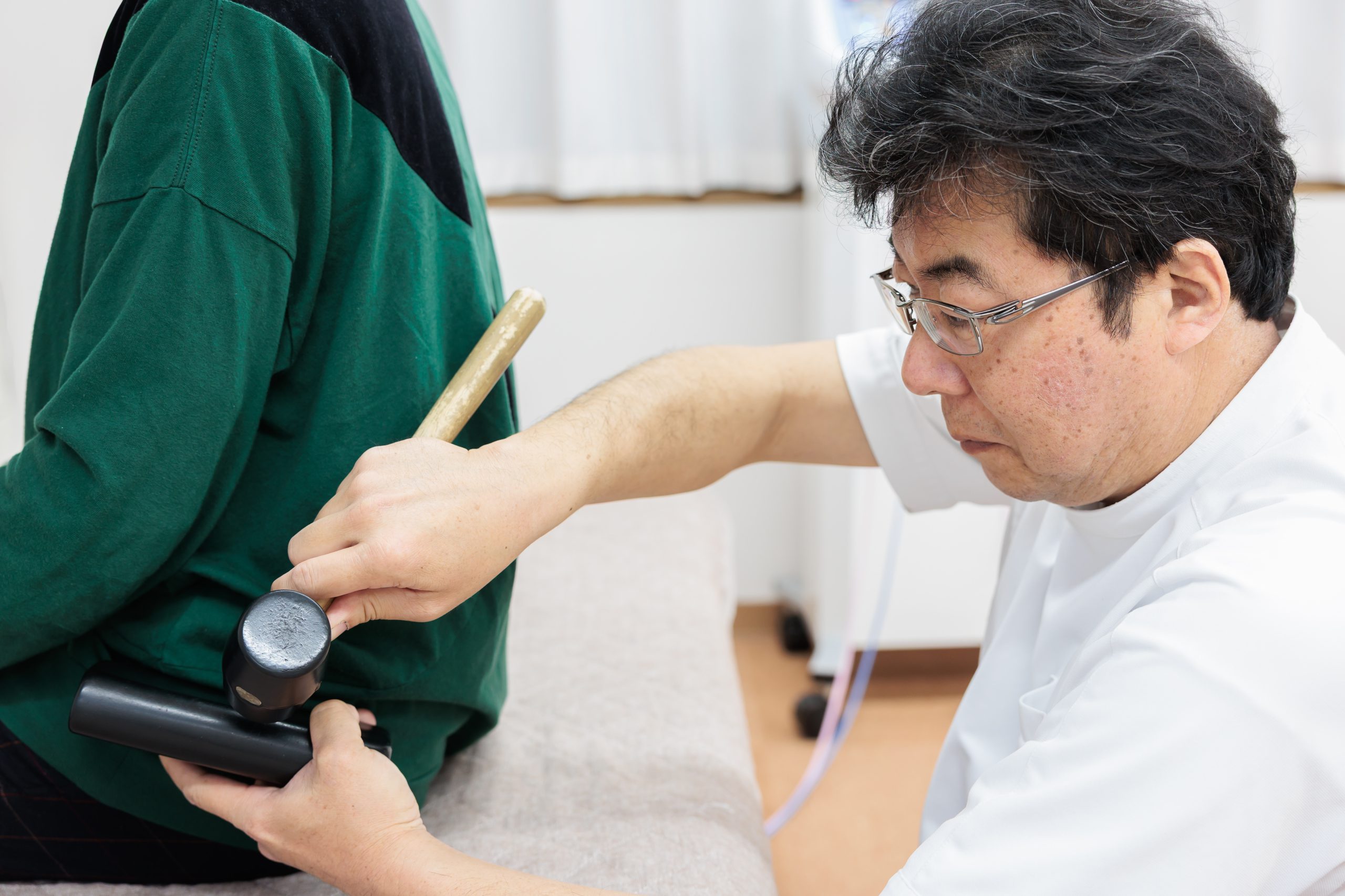 骨の歪みを整えてつらい症状を改善します