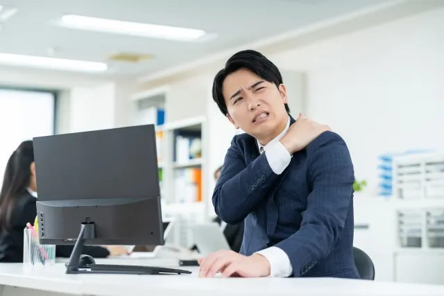 デスクワークによる肩こりや目の疲れ