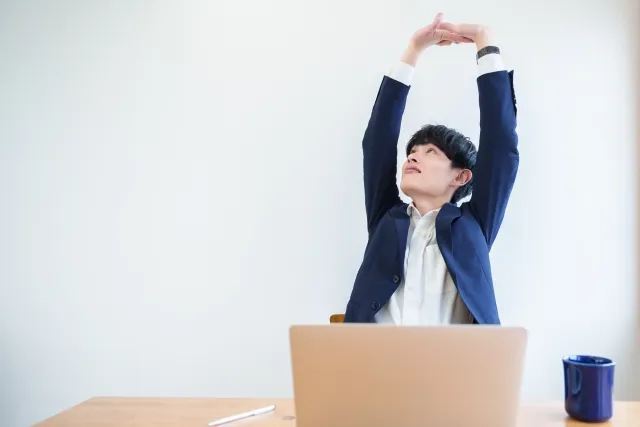 仕事の途中でも簡単な肩こりストレッチをすることで慢性化を予防