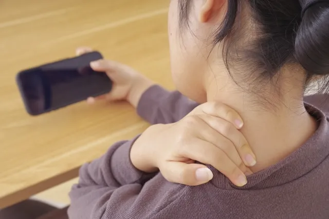 廿日市でも多くの方が悩まされる、、スマホ首（ストレートネック）とは